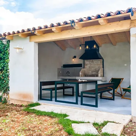 Doda With Heated Pool, Garden And Indoor Sauna In Istria Croatia